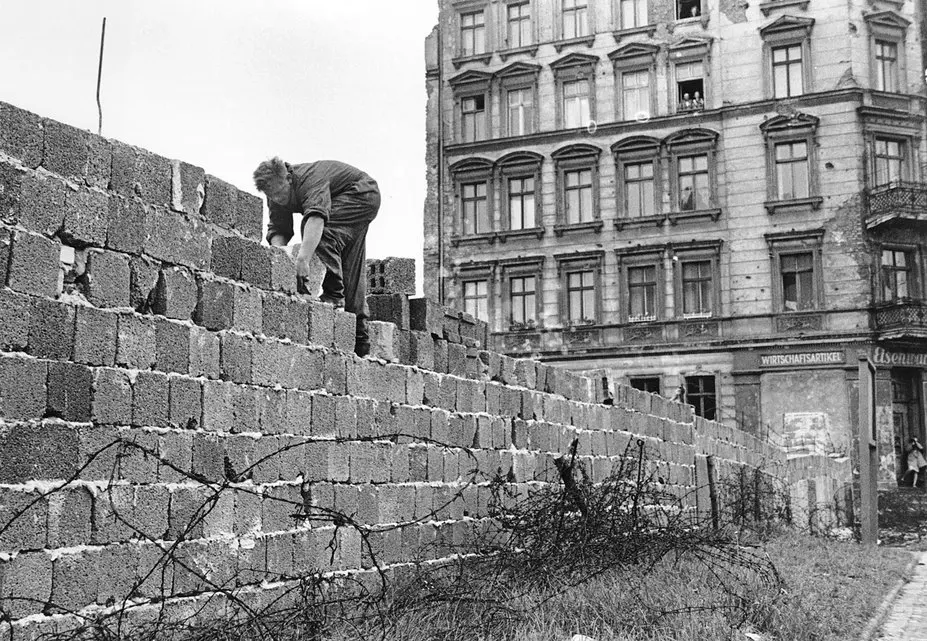 13. August 1961: Ein Regime mauert sich ein. Keine freien Wahlen, Stacheldraht + Schießbefehl unterbinden nun auch die Abstimmung mit den Füßen. Die Interdependenz zwischen ökonomischer und politischer Unfreiheit wurde in Berlin für alle Welt sichtbar in Beton gegossen. #Mauerbau