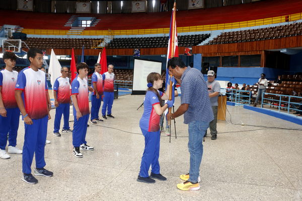 InderCuba's tweet image. En el coliseo de la Ciudad Deportiva desde el que muchas veces ejerció su rol de líder invicto, homenaje a #FidelPorSiempre en el aniversario 99 de su natalicio.
Fieles a su legado, abanderadado el equipo #Cuba a la Olimpiada Mundial de #Ajedrez Sub-16 años.
#100AñosConFidel