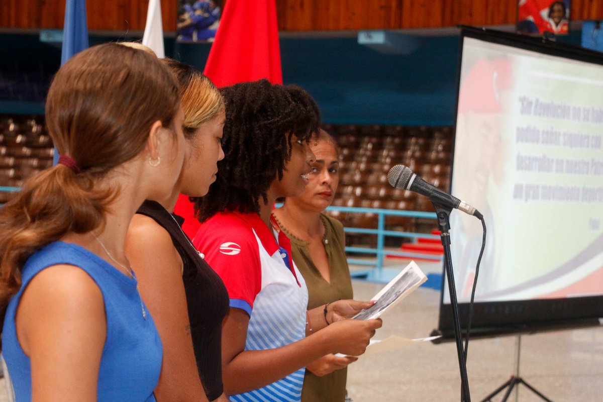 InderCuba's tweet image. En el coliseo de la Ciudad Deportiva desde el que muchas veces ejerció su rol de líder invicto, homenaje a #FidelPorSiempre en el aniversario 99 de su natalicio.
Fieles a su legado, abanderadado el equipo #Cuba a la Olimpiada Mundial de #Ajedrez Sub-16 años.
#100AñosConFidel