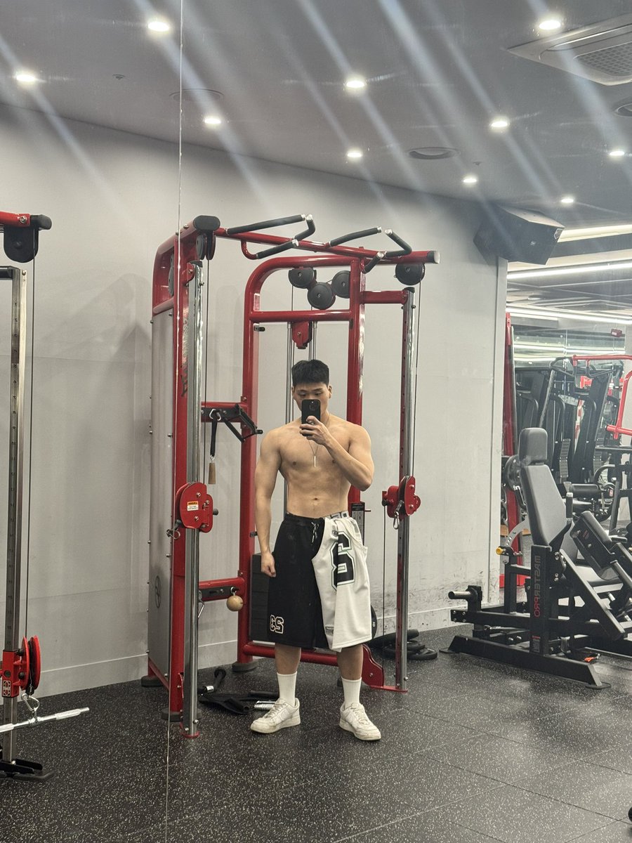 Point__E's tweet image. 옷 입 벗