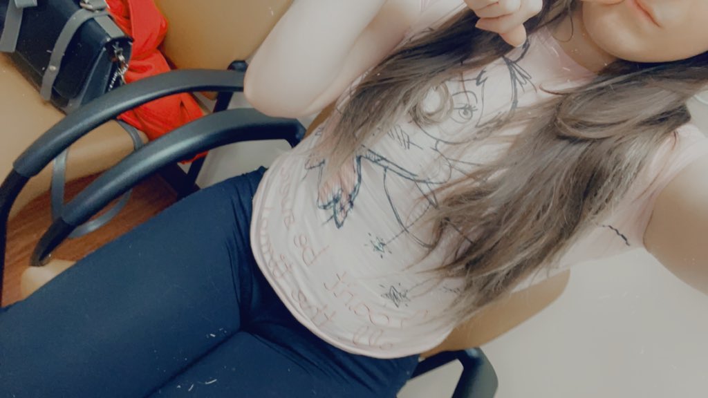 At the doctors office and I’ve been waiting for 30 minutes so I started taking selfies :P my hair has gotten so long!!!!