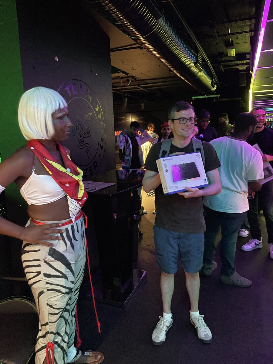 A huge GG to everyone who dropped by Casual Rounds at #RazerStore London! From first-timers and casual players to families, creators, and seasoned SF6 pros, the energy was incredible.

Special shoutout to our winner Asahi — already a proud Razer Kitsune owner — who passed the