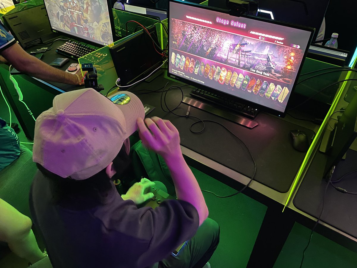 RazerStore's tweet photo. A huge GG to everyone who dropped by Casual Rounds at #RazerStore London! From first-timers and casual players to families, creators, and seasoned SF6 pros, the energy was incredible.

Special shoutout to our winner Asahi — already a proud Razer Kitsune owner — who passed the grand prize to the raffle and graciously took home a smaller prize instead. True champion spirit.

Thanks for making it a day to remember. See you at the next one, Street Fighter fans! 🎮🔥

Big thank you to @CapcomEurope @VPmarcUK @RichDragonSF for supporting the event 🙏🏽