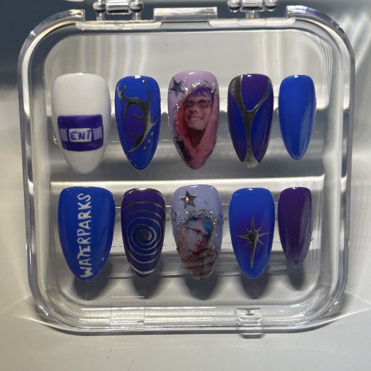 TANTRUMLAUREN's tweet photo. ❕CUSTOM PRESS ON NAILS NOW AVAILABLE❕
each set includes
•one set of custom nails
•an application kit
•instructions for proper application &amp; removal! (nails are reusable if removed properly)
dm me on instagram @/riotpressons to order someeee :)) https://t.co/kijE3oyek6