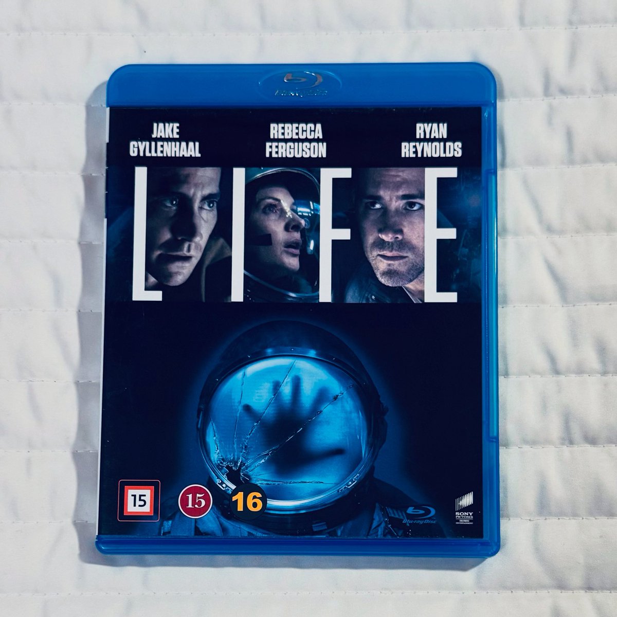 DennisAlexis84's tweet photo. Rewatching "Life" (2017) on Blu-ray. Sci-fi horror starring Jake Gyllenhaal, Rebecca Ferguson, Ryan Reynolds and Hiroyuki Sanada.
#LifeMovie #Life2017 #JakeGyllenhaal #RebeccaFerguson #RyanReynolds #HiroyukiSanada #horror #scifi #bluray https://t.co/QVCRRaXcUB