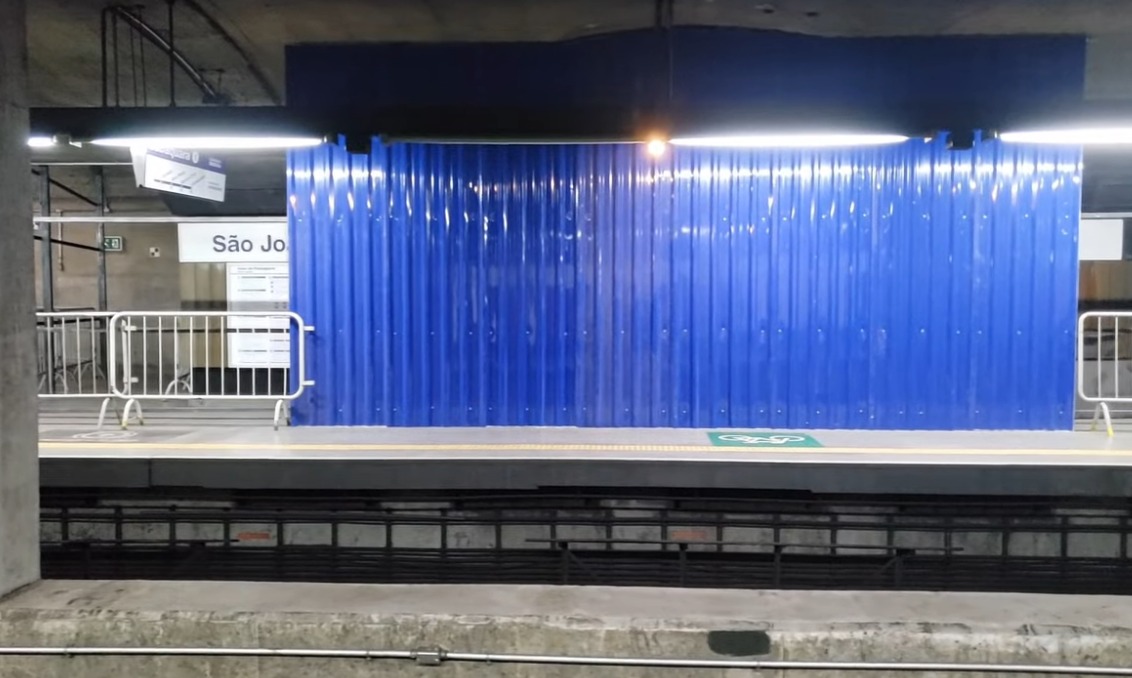 metroecptm's tweet photo. Estação São Joaquim ganha tapumes para obras de integração com Linha 6-Laranja. #ampliaçãodaestaçãoSãoJoaquim #EstaçãoSãoJoaquim #Linha1Azul #Linha6laranja #LinhaUni #MetrôdeSãoPaulo https://t.co/TBzlLAkkTU https://t.co/VWipktLPk9