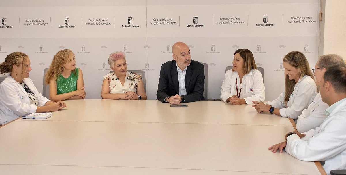 HUnivGU's tweet photo. 🔬La región avanza en la configuración de una estructura regional de investigación sanitaria con la creación de una red de expertos.

✅ Estará coordinada por la neumóloga del Hospital y reconocida investigadora, @o_mediano.

+info: https://t.co/ULMamfZK9j

#HuguContigo https://t.co/WIXO9jpm9Z