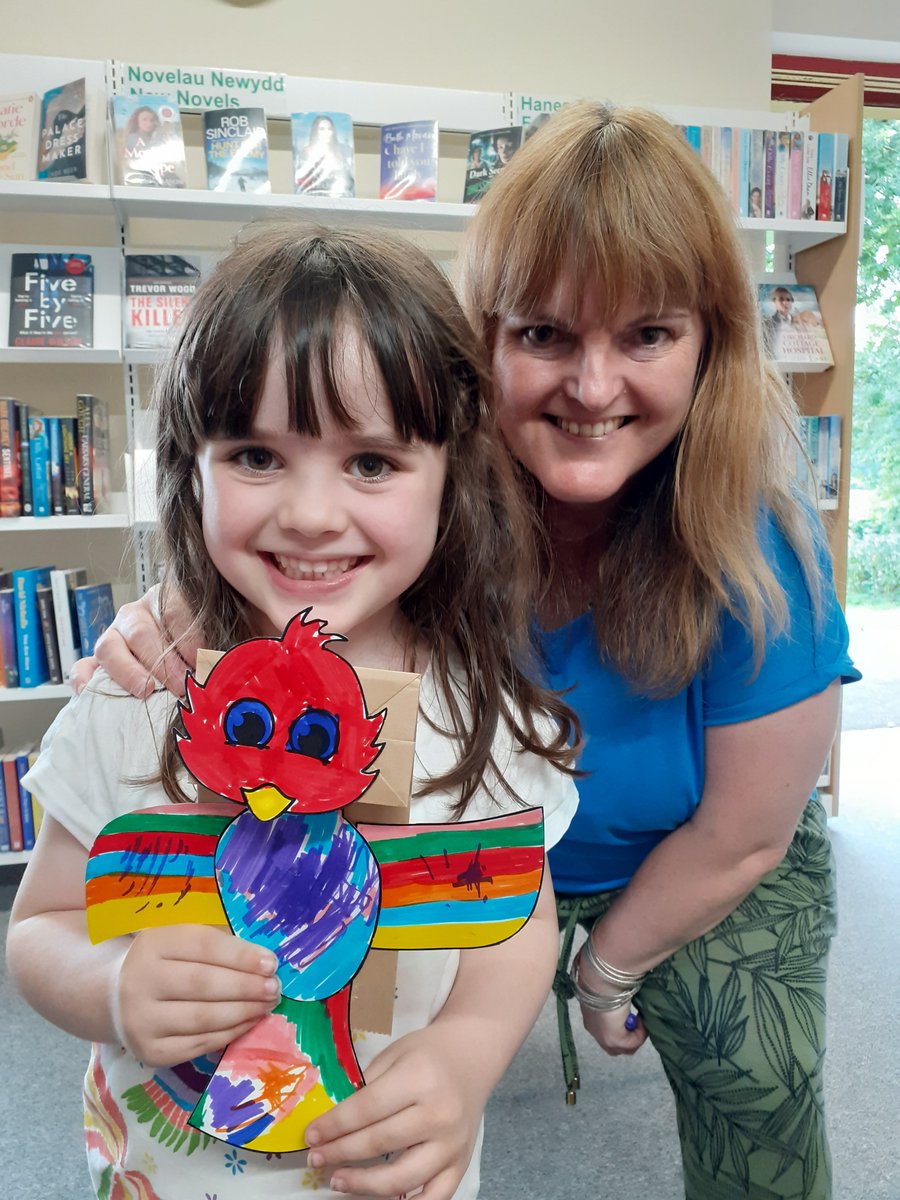 Rydyn ni wedi cael cymaint o hwyl yn Llyfrgell Llanbradach. Edrychwch pwy ddaeth i ymweld heddiw!
😀🚔😀👮‍♀️😀📚😀🐦😀🖍️😀✂️😀
We've had so much fun at Llanbradach Library. Look who came to visit today!
<a href="/CaerphillyLibs/">Llyfrgelloedd Caerffili | Caerphilly Libraries</a> 
<a href="/gwentpolice/">Gwent Police</a>