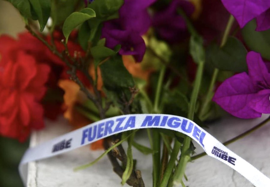Una luz se apaga <a href="/MiguelUribeT/">Miguel Uribe</a> pero queda su fuerza y convicciones en nuestros corazones, su legado nos fortalece el carácter.
<a href="/MiguelUribeVive/">FuerzaMiguelUribe</a>