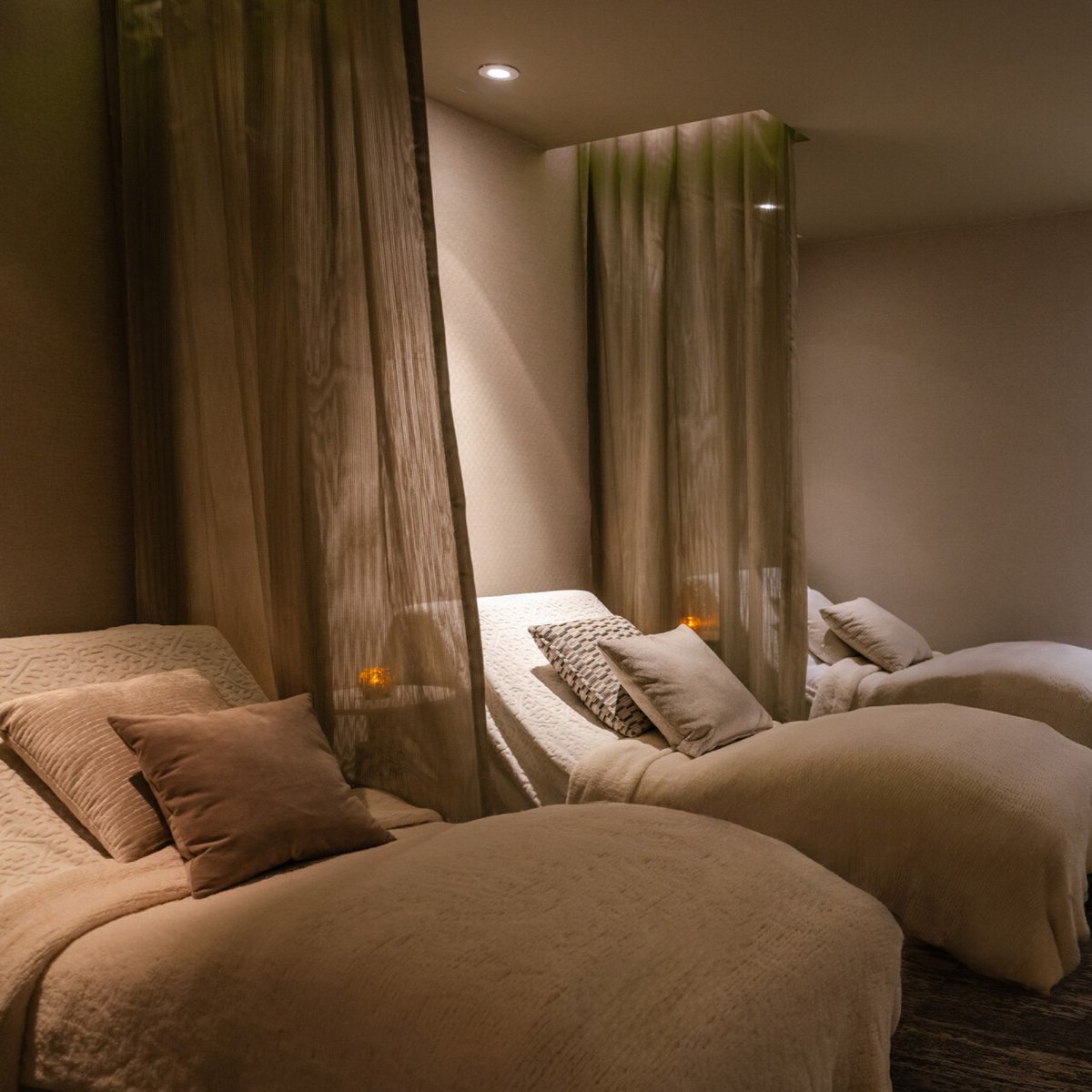 thespabw's tweet image. Nourish your body, hydrate your soul ✨ Enjoy these wholesome treats while you relax in our Tranquility Lounge. Self-care never tasted so good. 

Book your next spa treatment: bit.ly/4fppGS1
#fswellness