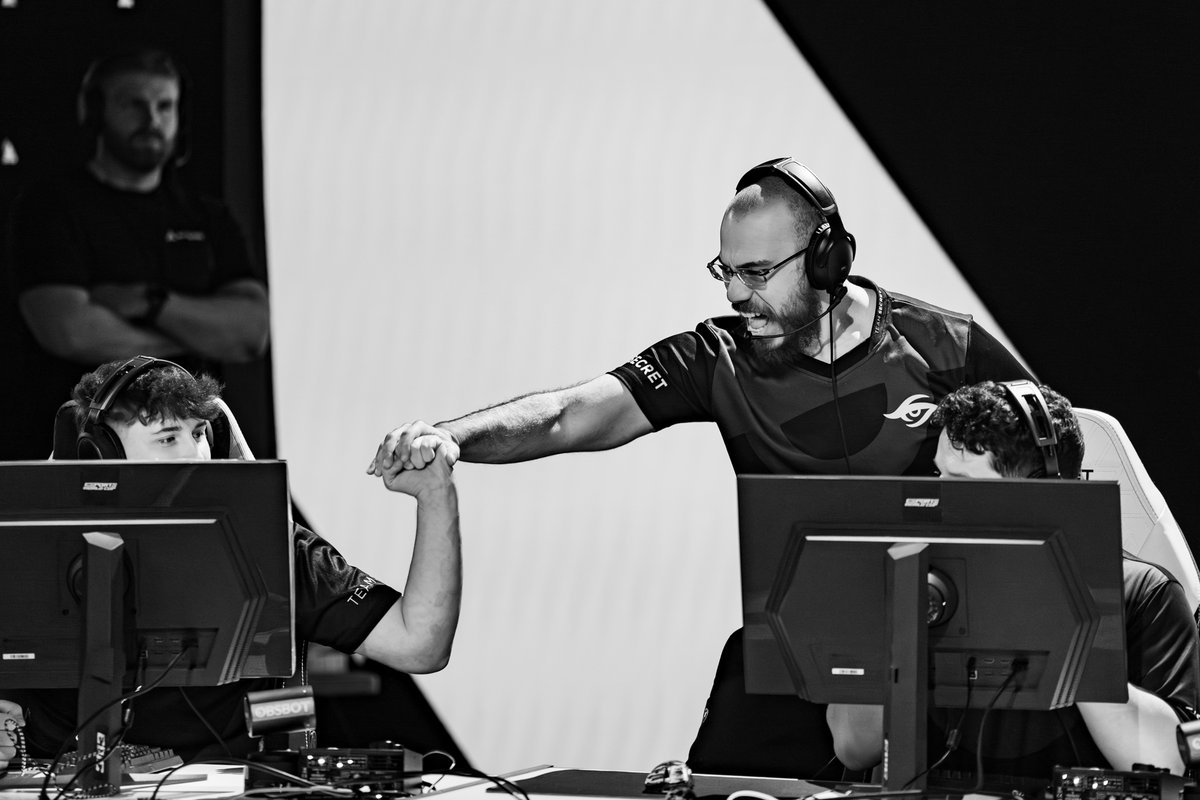 Guys, to pensando em fazer uma livezinha pra trocar ideia com vocês e falar sobre o campeonato do EWC, compensa pra conversar um pouco?