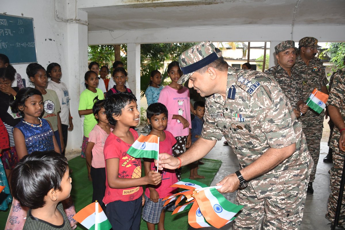 229_CRPF's tweet photo. 🇮🇳#IndependenceDay, #229BN CRPF under able guidance of Sh. Brajesh Kumar Singh, Comdt celebrated #HarGharTiranga 🇮🇳with childrens at Orphanage @bijapur ,CG by donating Indian flags & sweets, spreading joy and patriotism among the future of our nation. #IndiaAt79 #JaiHind 🇮🇳✊ https://t.co/vrHjWoavtK