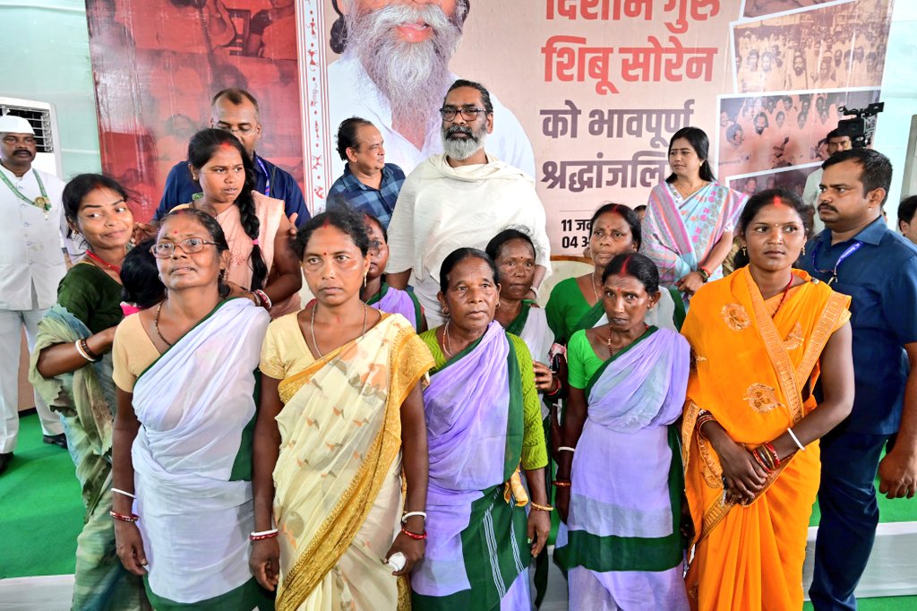 HemantSorenJMM's tweet photo. नेमरा में बाबा दिशोम गुरुजी को श्रद्धांजलि अर्पित करने आए अपने लोगों से मुलाकात करने के साथ-साथ सरकारी कामकाज पूरा किया। https://t.co/YJfvteChNt