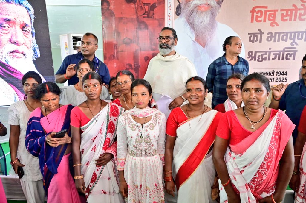 HemantSorenJMM's tweet photo. नेमरा में बाबा दिशोम गुरुजी को श्रद्धांजलि अर्पित करने आए अपने लोगों से मुलाकात करने के साथ-साथ सरकारी कामकाज पूरा किया। https://t.co/YJfvteChNt