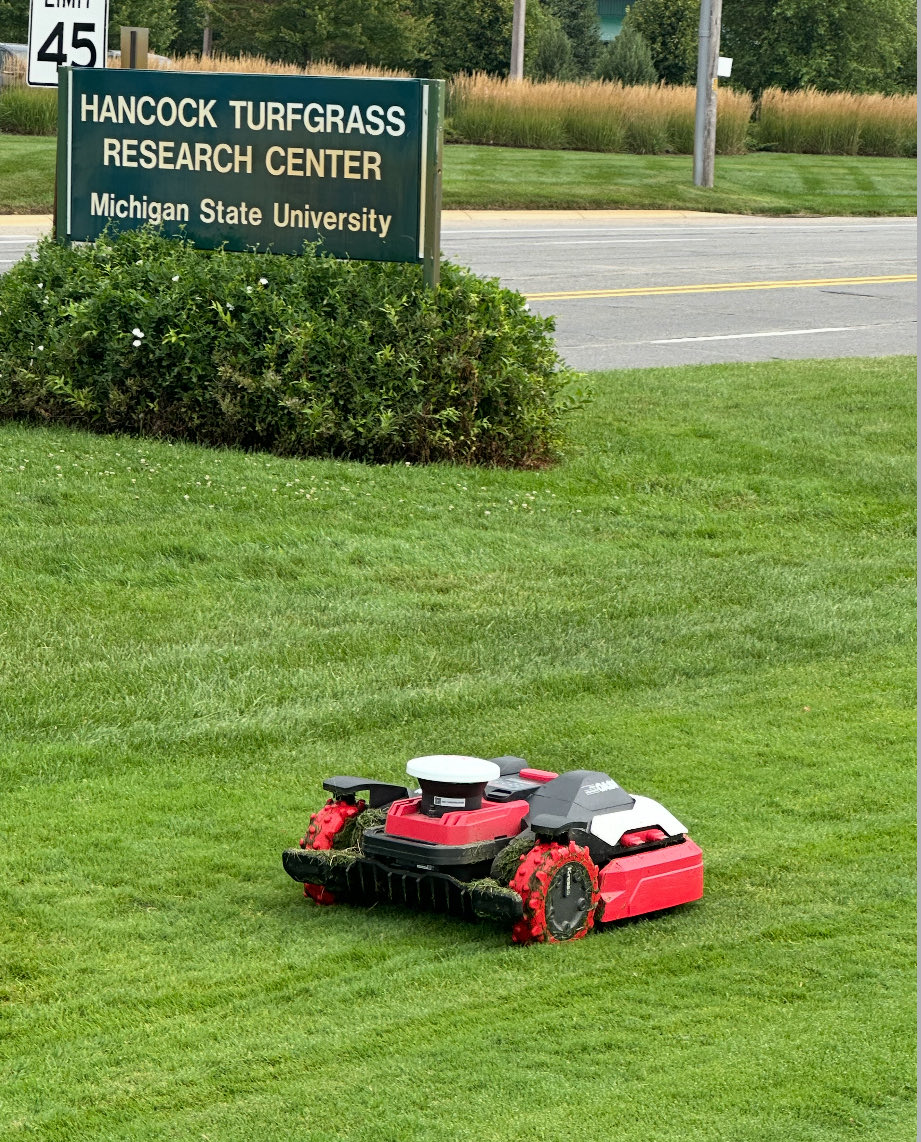 Kress Mower Demo at MI Summer Field Day. ⁦<a href="/Clesens_/">Clesens_</a>⁩ <a href="/Michigan/">Michigan Football</a> turf
