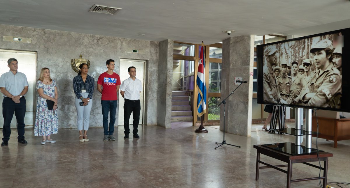 📸| Al conmemorarse el 99 cumpleaños del Cmdt. en Jefe Fidel Castro Ruz, honramos la memoria de quien fuera el principal artífice de la política exterior cubana, en matutino especial realizado esta mañana, en <a href="/CubaMINREX/">Cancillería de Cuba</a>.

¡Seremos siempre fieles a su legado 🇨🇺!

#100AñosConFidel