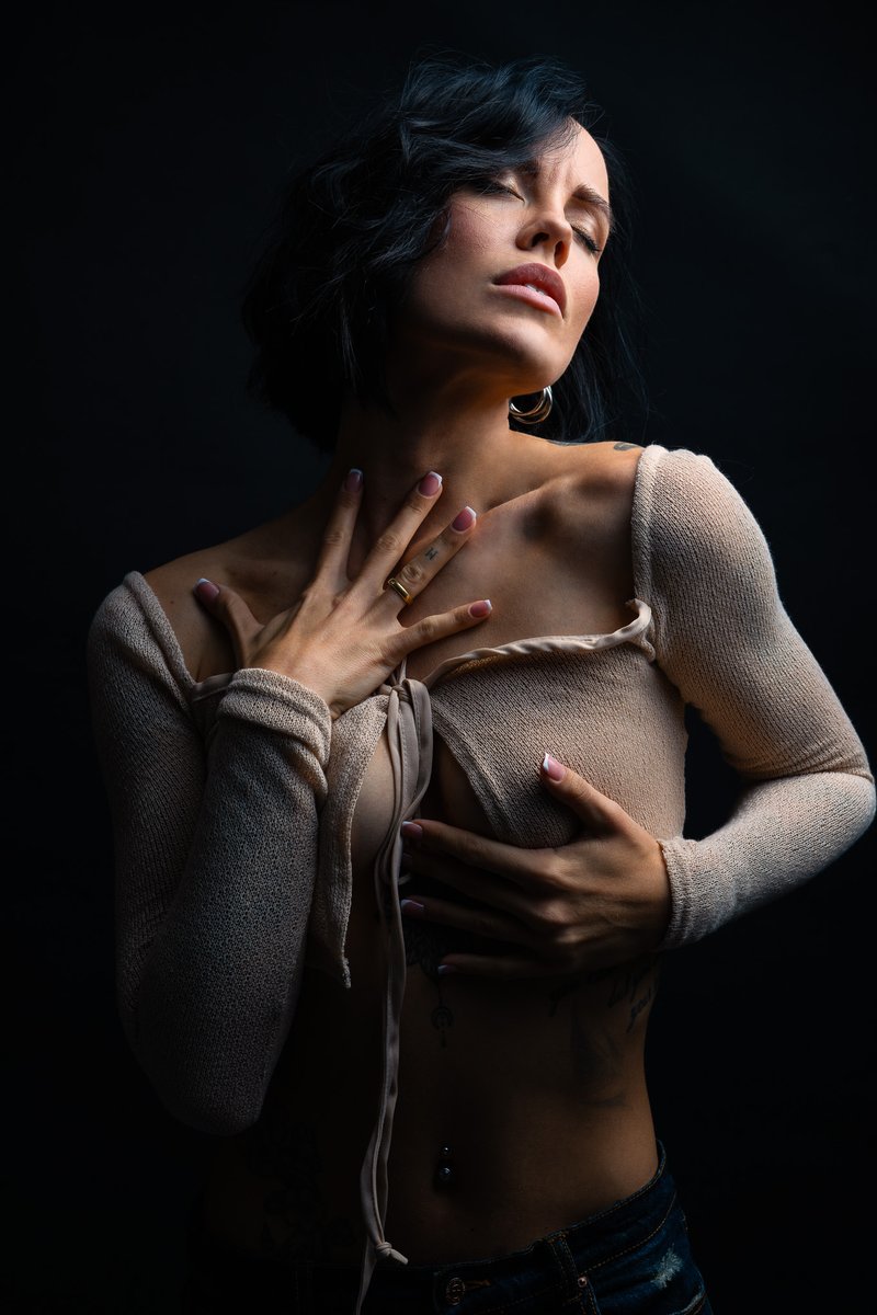 erotikfotograph's tweet photo. Miri in perfect light & color β captured in my 300mΒ² studio near Stuttgart during one of my workshops.
πΈ Info: https://t.co/vZQsSHSHOk
π· IG: @pr_arts_portraits
#FineArtPhotography #StudioPhotography #ColorPortrait #StudioLight #PhotographyWorkshop https://t.co/PKZD9dVqDl