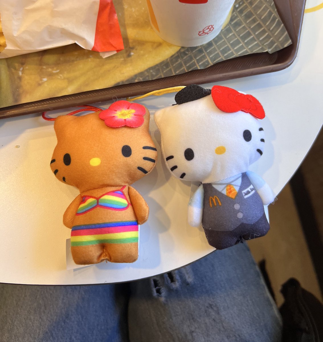 gracias mcdonalds por la hello kitty negra y la hello kitty judía 👏🏻🙌🏻