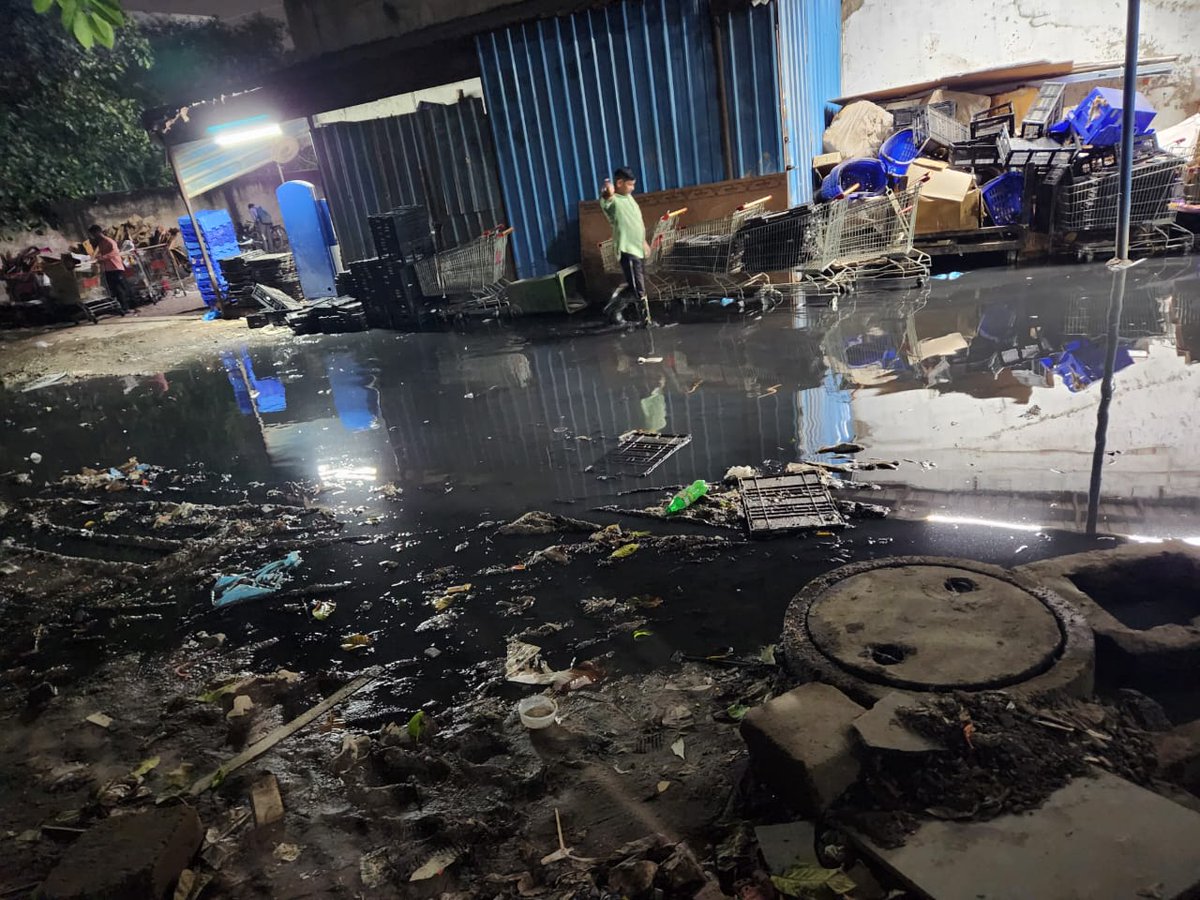 sumitsumiti's tweet photo. @SMARTBazaarIn This is from 13th August... no improvement #SwachhBharat @SMARTBazaarIn https://t.co/k6E43U4ge8