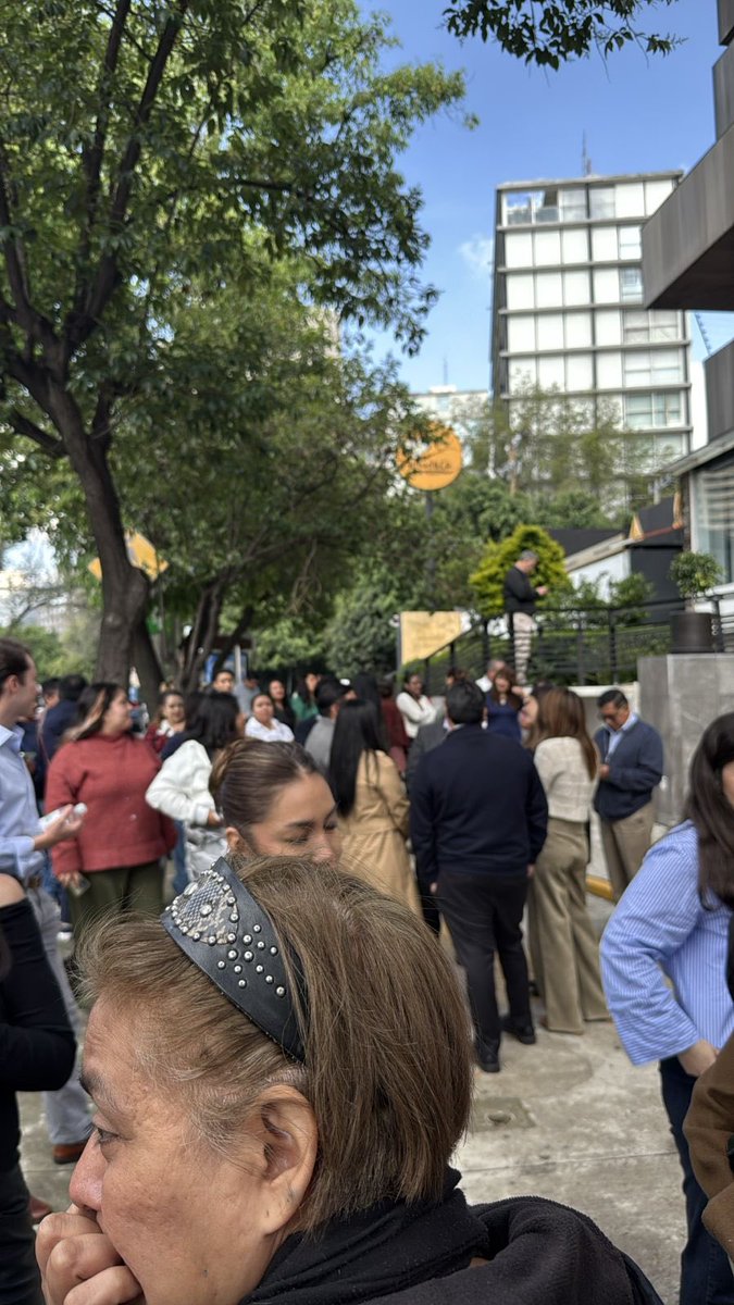 dievel90's tweet photo. Desalojo de edificio Palmas 555 Miguel Hidalgo por movimiento del inmueble ante fuerte golpe, posiblemente caída de elevador https://t.co/3KqAl6gssM