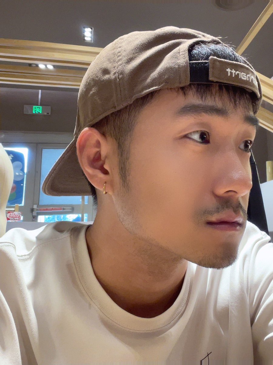 B8tneQ's tweet photo. 如果一个男人，抛除摸你，舔你...等等滥竽充数的时间不算，能真枪实弹的Fuck你半个小时，且不说他身体多棒，请你记住他此刻是爱你的，你就偷着乐去吧。男人爽点仅在喷发一瞬，若不是真喜欢你谁他妈伺候你半个小时啊！ https://t.co/3QoVerSqcS
