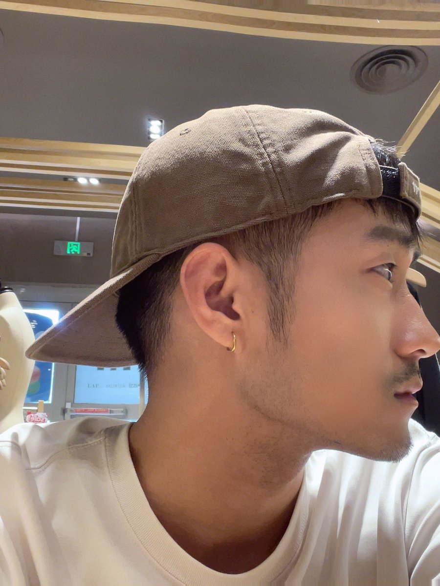 B8tneQ's tweet photo. 如果一个男人，抛除摸你，舔你...等等滥竽充数的时间不算，能真枪实弹的Fuck你半个小时，且不说他身体多棒，请你记住他此刻是爱你的，你就偷着乐去吧。男人爽点仅在喷发一瞬，若不是真喜欢你谁他妈伺候你半个小时啊！ https://t.co/3QoVerSqcS