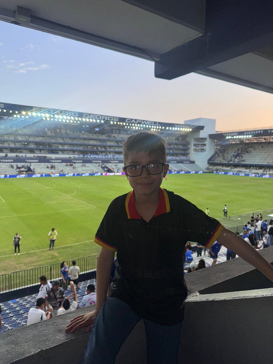 Cada día más hincha, cada día sabe más de la historia del Club Deportivo Cuenca, su sueño de conocer todos los estadios a dónde vaya el equipo lo va a cumplir.
Otro estadio más para Juan Martin ❤️🔴⚫