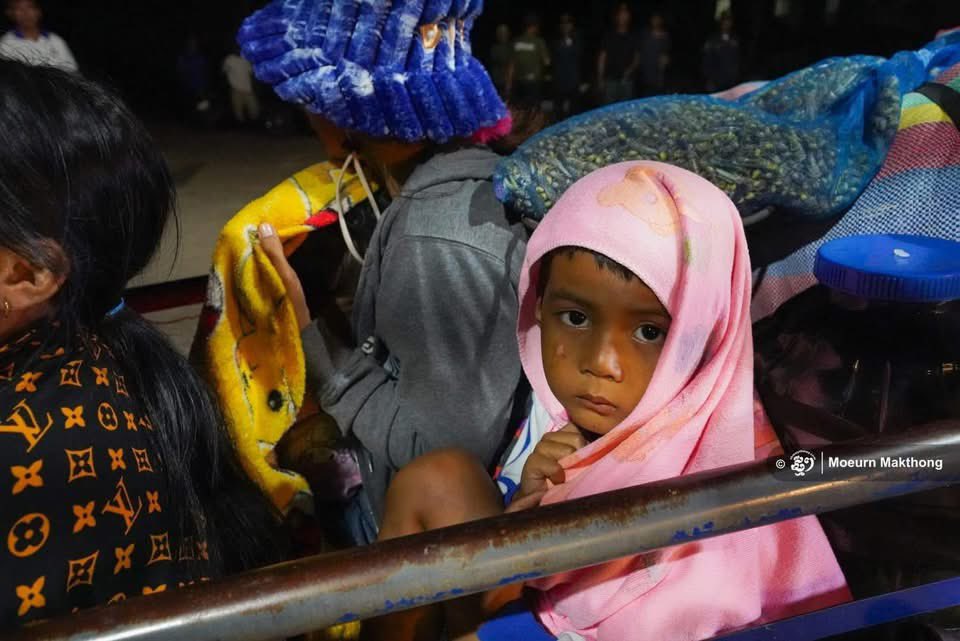 mamaof1son's tweet photo. Young civilians are forced to leave their homes again after the Thai army once more violated the ceasefire agreement. How many times must they flee? They should be safe in their own homes by now. Leave us alone.

#ThailandAgaintTheGBC 
 #ThailandViolatestheceasefire https://t.co/3Apek8sbrg