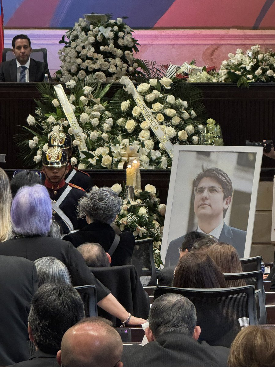 Comienza la despedida de Miguel Uribe Turbay. Colombia te despide con honor y te guarda para siempre en su memoria y en su corazón.

#MiguelUribe #MiguelUribeTurbay