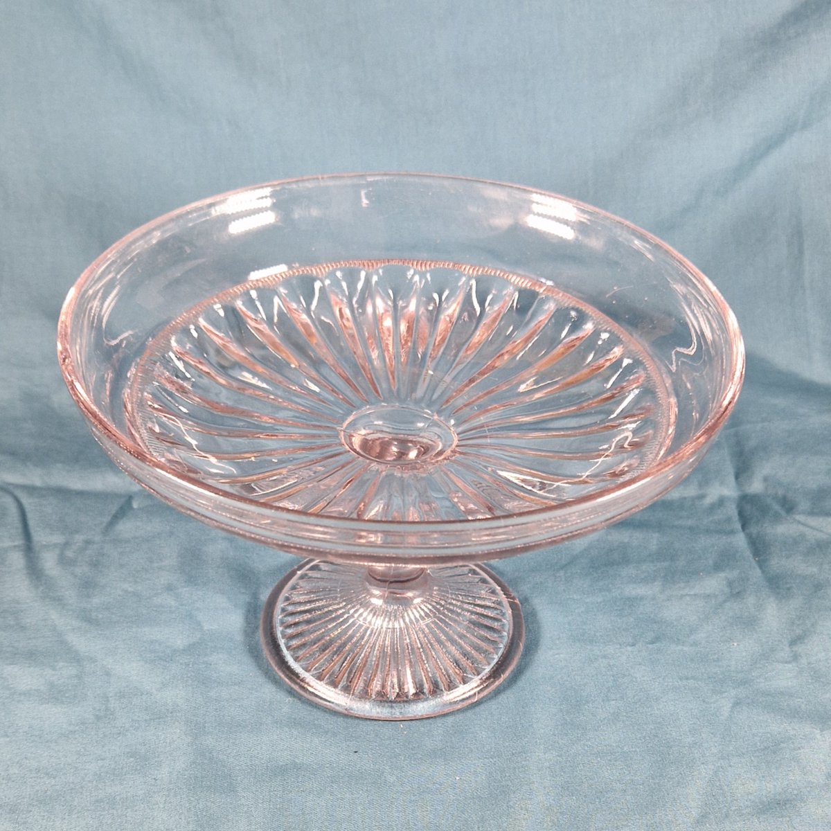 nacollectables's tweet photo. Our first item tonight is this glass pedestal dish, or tazza, or compote??? A nice 1930's moulded glass piece.
@EverRotating #vintageshowandsell #glassdish #vintagehome #vintagestyle #cakestand #homedecor https://t.co/BjW5U68Oui