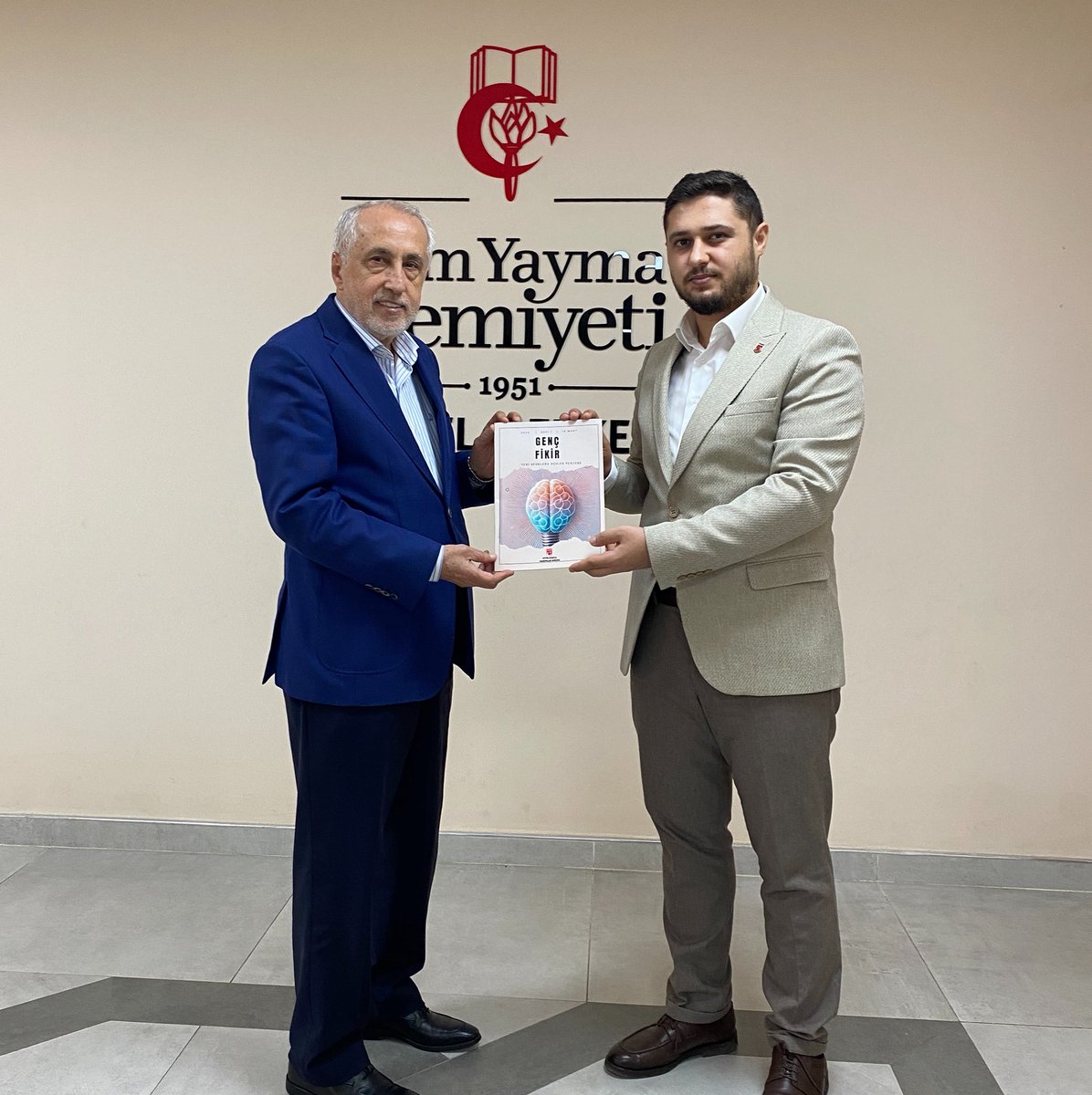 📍İlim Yayma Cemiyeti

İlim Yayma Cemiyeti Genel Başkanı Sayın Yusuf Tülün’ü ziyaret ederek, Türkiye’nin eğitim vizyonu ve gençlik çalışmalarının geliştirilmesine yönelik fikir alışverişinde bulunduk.

Misafirperverlikleri  için Sayın Başkanımıza teşekkür ediyorum.
