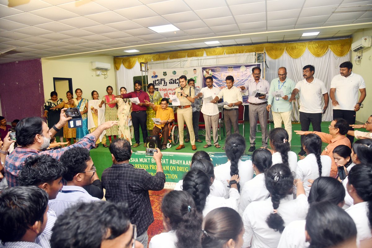 కాకినాడ జిల్లా SP శ్రీ G. #BinduMadhavIPS వారి ఆధ్వర్యంలో, ఈరోజు సాయంత్రం పోలీస్ కళ్యాణ మండపంలో నర్సింగ్ &amp; ఐటిఐ కాలేజ్ విద్యార్థులతో, నషా ముక్త్ భారత్ అభియాన్ 5 సంవత్సరాలు పూర్తవుతున్న సందర్భంగా, మత్తు పదార్థాలు &amp; మాదకద్రవ్యాలకు వ్యతిరేకంగా అవగాహన సదస్సును నిర్వహించడం జరిగింది.