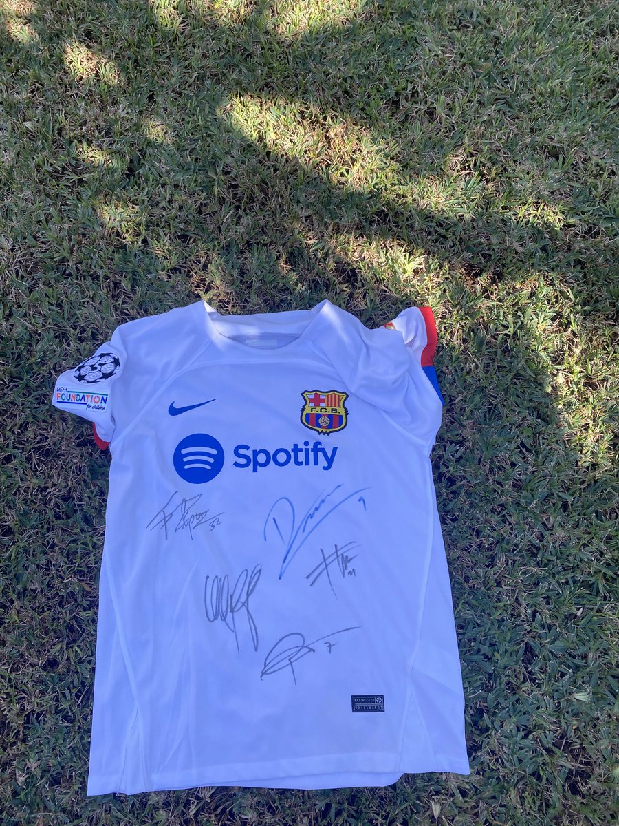ansufatismo1010's tweet image. sigo vendiendo estas dos camisas , a un precio muy barato por que ya las tengo , una es firmada por pedri y lamine , y otra es firmada por robert araujo de jong fermin y ferran , quien las quiera que conteste al twet o me escriba , tengo pruebas de que las firmas son reales