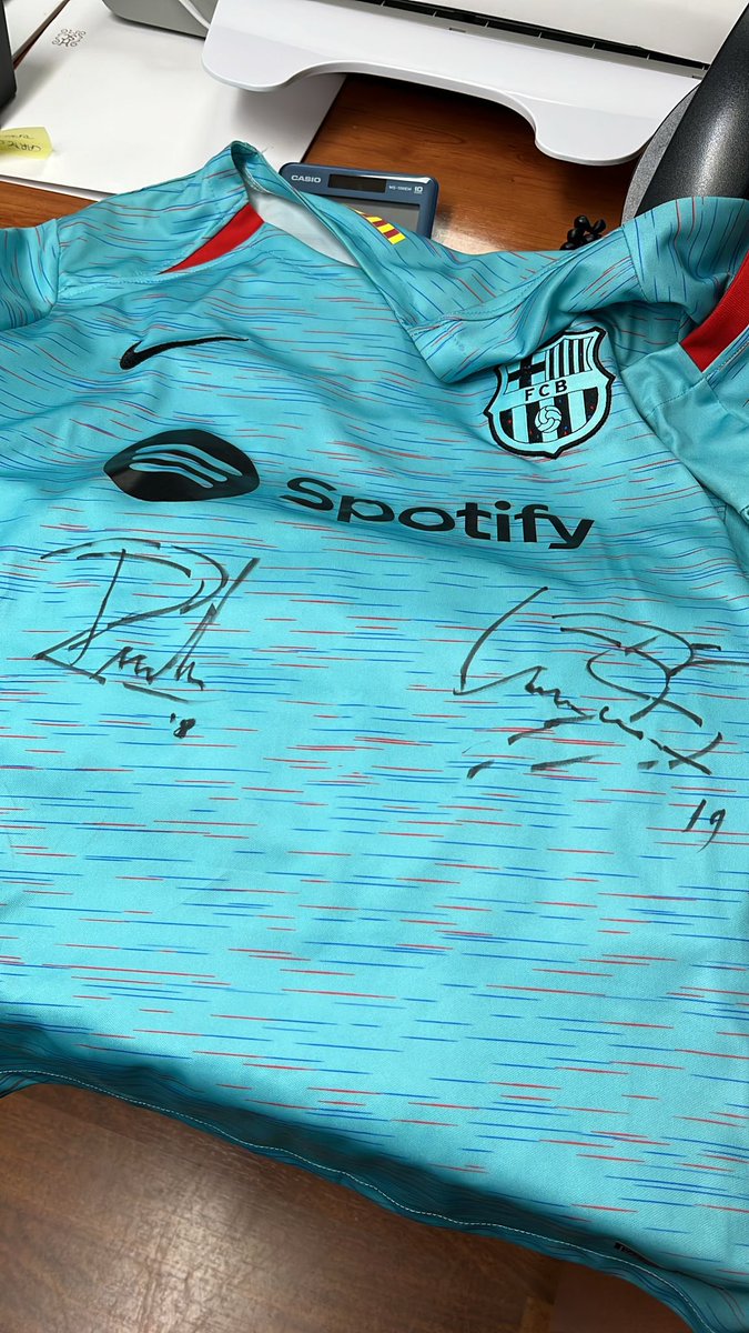 ansufatismo1010's tweet image. sigo vendiendo estas dos camisas , a un precio muy barato por que ya las tengo , una es firmada por pedri y lamine , y otra es firmada por robert araujo de jong fermin y ferran , quien las quiera que conteste al twet o me escriba , tengo pruebas de que las firmas son reales