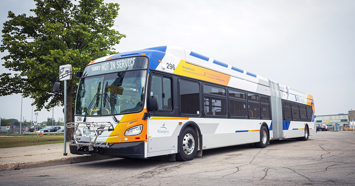 winnipegtransit's tweet image. Guettez notre nouvel autobus à zéro émission de 60 pieds. Il a été mis en service de façon limitée. #SVQ Winnipeg est la première ville canadienne qui exploite des autobus électriques à batterie de 60 pieds? Nous ouvrons la voie!
 
Pour en savoir plus : winnipegtransit.com/aze