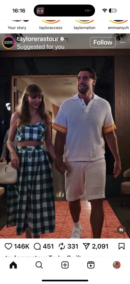 HayleyHowell19's tweet photo. @taylorswift13 and Trav new album outfit twinning back in June 😬💚🧡 #TSLifeOfAShowgirl  cute 😍 https://t.co/Gm4xZQXbRD