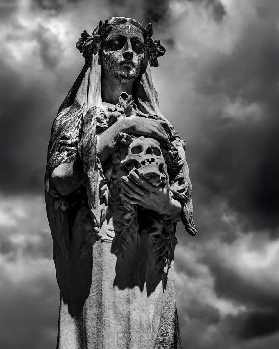 InstitutILIADE's tweet image. Le secret de la vie

Le secret de la vie est dans les tombes closes :
Ce qui n&apos;est plus n&apos;est tel que pour avoir été ;
Et le néant final des êtres et des choses
Est l&apos;unique raison de leur réalité.

O vieille illusion, la première des causes !
Pourquoi nous éveiller de notre…