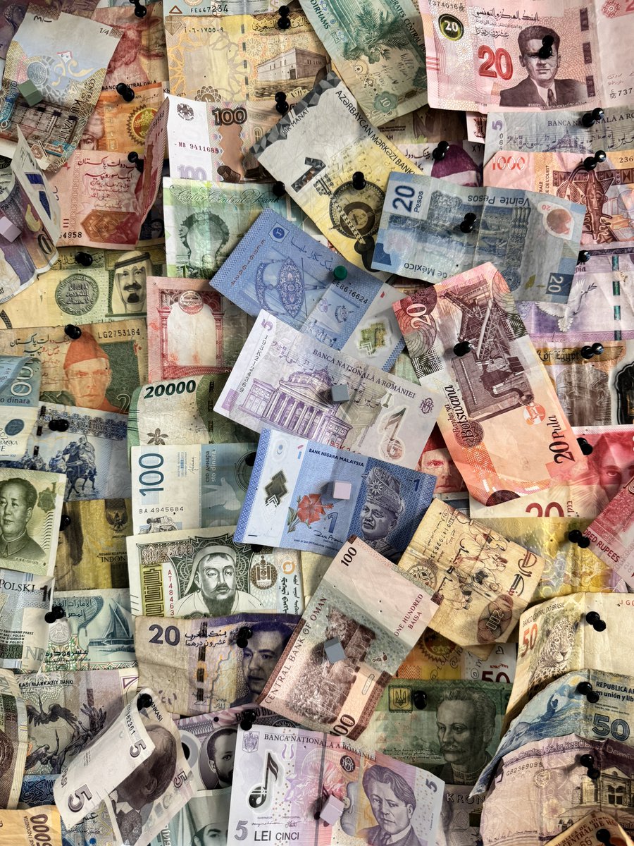 The Malaysian Ringgit banknotes were pinned to the decorative wall by visitors from Malaysia at Duomo Kebap restaurant in Milan. Banyak pula tu RM1 😁