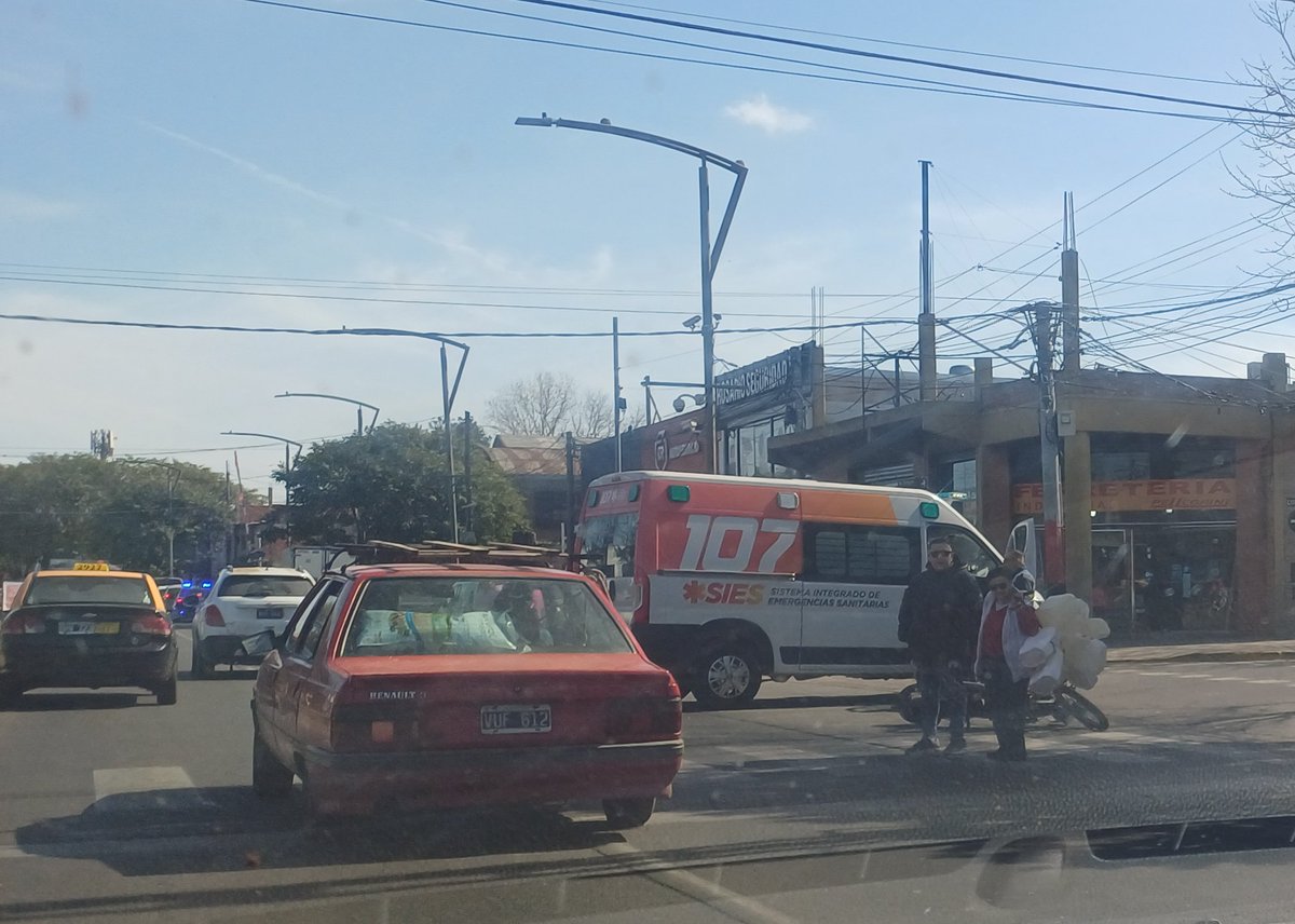 Corbata911's tweet image. Pellegrini al 4800 #accidente moto/auto- 1 lesionado #PrecaucionVial  @emergenciasAR @leodelga2