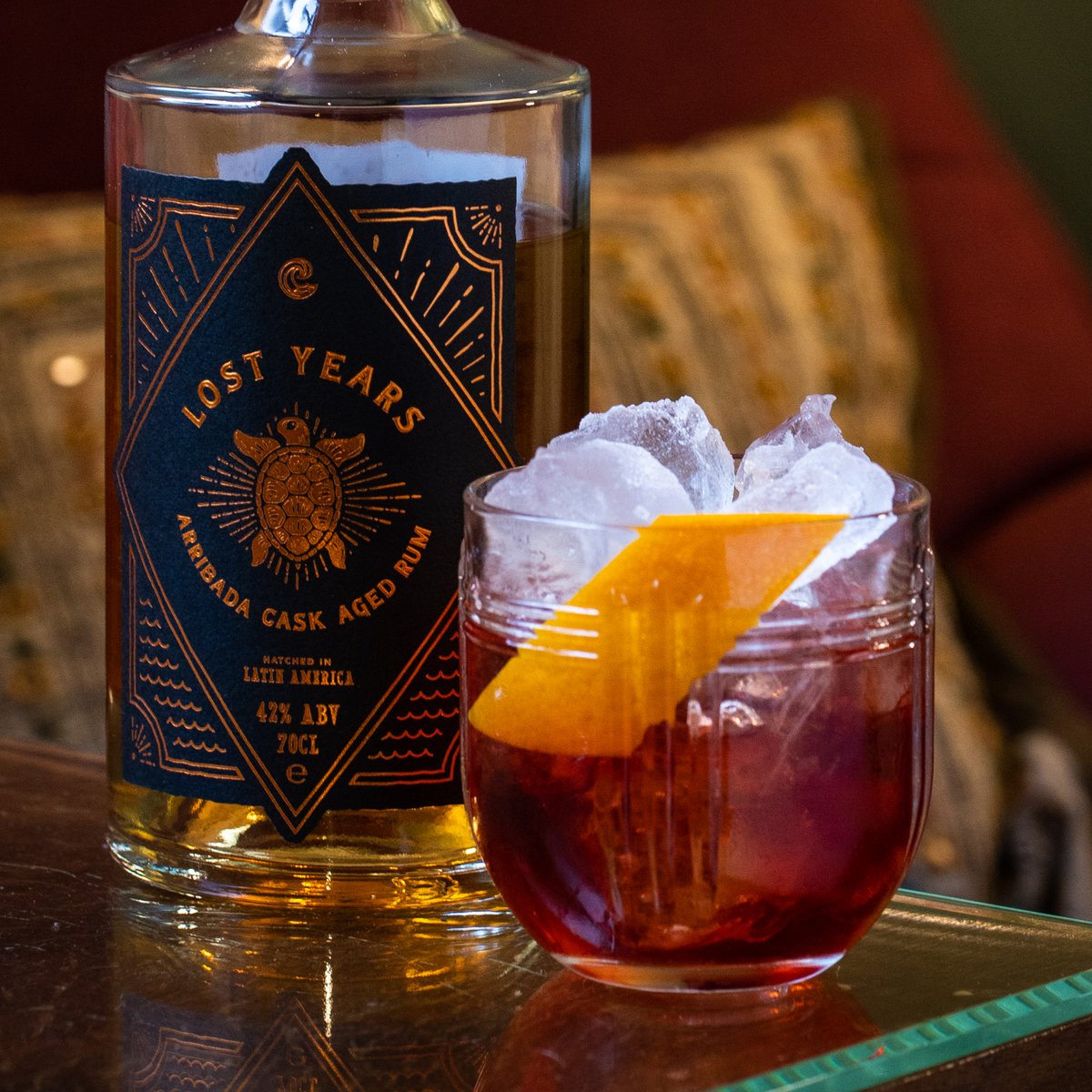 Thursday calls for a Negroni with Lost Years Arribada – rich, warm Latin American rum meets bittersweet perfection. Limited 420 bottles. #NegroniTime #LostYearsRum

30ml Lost Years Arribada Rum
30ml Campari
30ml Sweet Vermouth

rumshop.co.uk/product/rt126