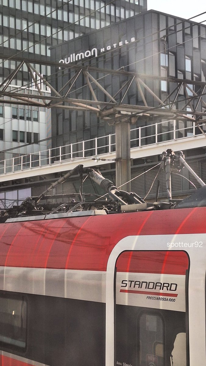spotteur92's tweet photo. Un Frecciarossa/Trenitalia vient de casser son pantographe en gare de Lyon Part Dieu ! https://t.co/FhiUeiEmBx