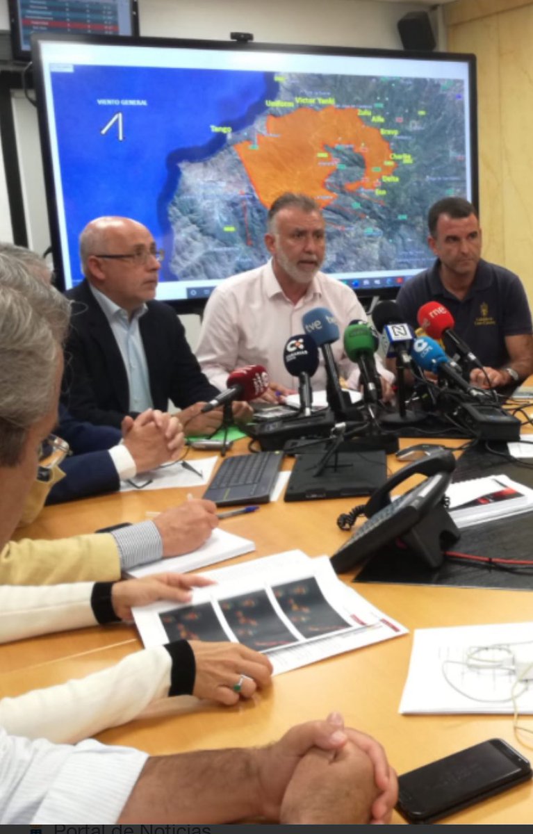 MartaJSaavedra's tweet photo. En agosto de 2019 Gran Canaria padecía un incendio voraz, devastador. 

9.000 evacuados 
10.000 hectáreas arrasadas

El entonces Presidente de Canarias, @avtorresp , se puso al frente sin dudarlo. 

Esta es una imagen que, a día de hoy, en Canarias no se olvida https://t.co/vtnPhW5DgS