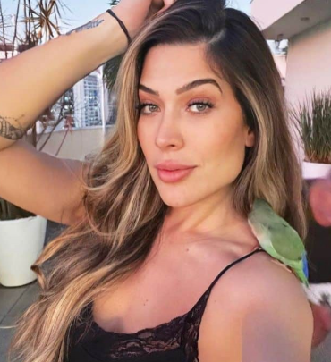 Noticia_Recente's tweet photo. 🚨ATENÇÃO: Renata Müller, ex de Victor Pecoraro, pode Está CONFIRMADA Em #AFazenda17! https://t.co/ZvxVqgS1MY
