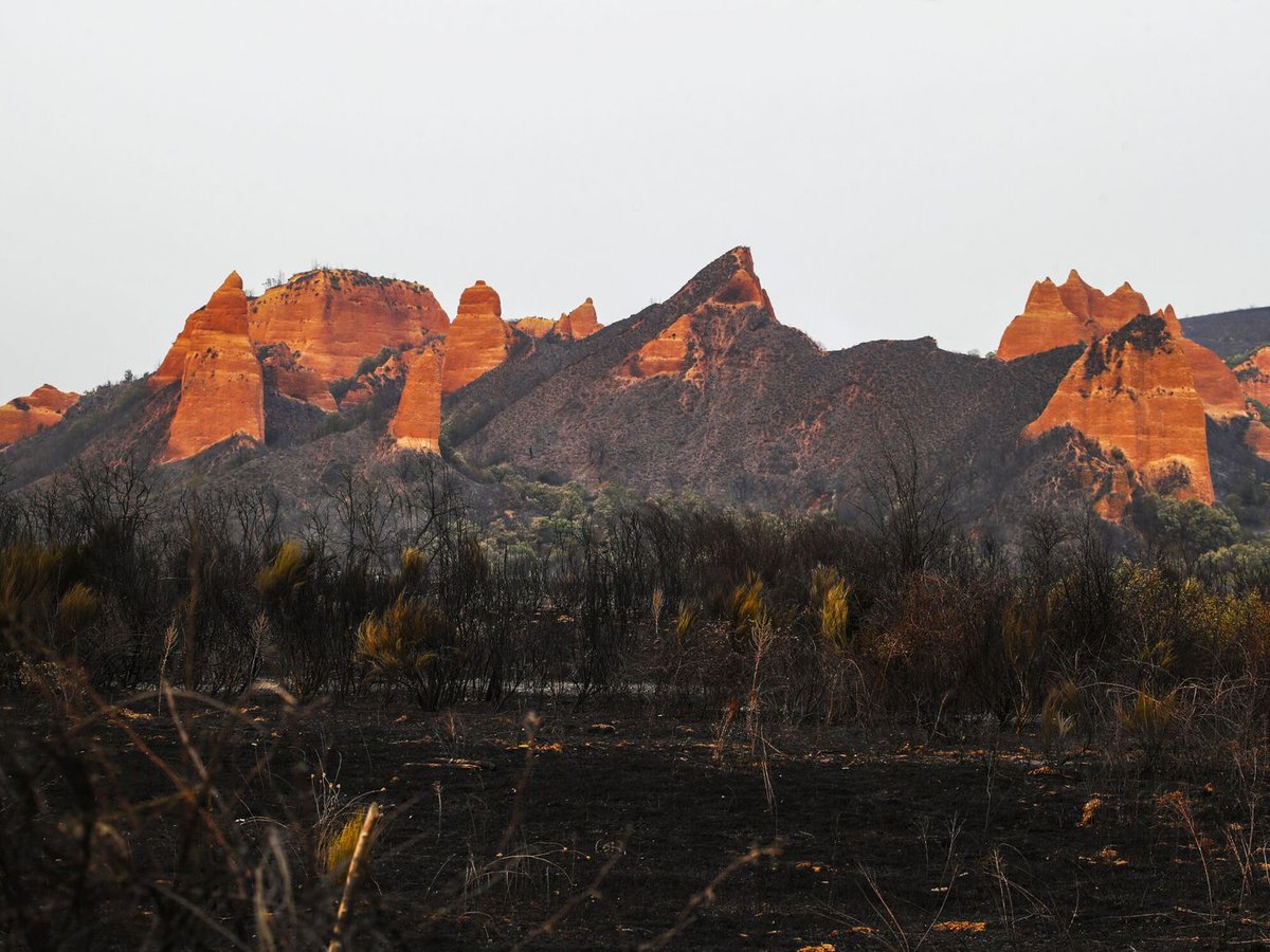 KatySnchez's tweet photo. Las Médulas Patrimonio de la Humanidad.  Tantas ganas de visitarlo y tuve la suerte de hacerlo antes de ésta irreparable catástrofe. Todo el vergel carbonizado #Medulas #elbierzo #Leon #fuego
La segunda foto es de la agencia EFE
https://t.co/DGBlJy4eTQ https://t.co/GTFlubQDOL