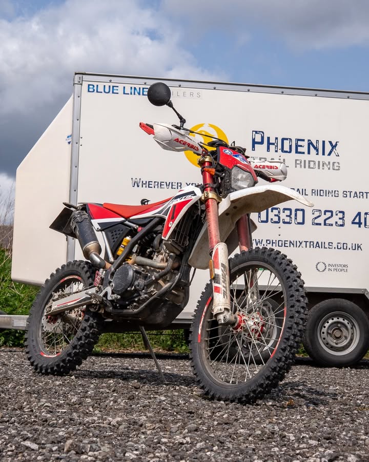 Join us this weekend at the Festival of Motorcycling at Mallory Park! 🏍️ 

Enjoy #PhoenixTrails off-road taster sessions, with £10 from each booking donated to <a href="/2WheelsforLife/">Two Wheels for Life</a>!

✅ FREE camping, classic demos, meet <a href="/MotoGP/">MotoGP™🏁</a> icon Randy Mamola &amp; more.

🔗 bit.ly/3J436SP