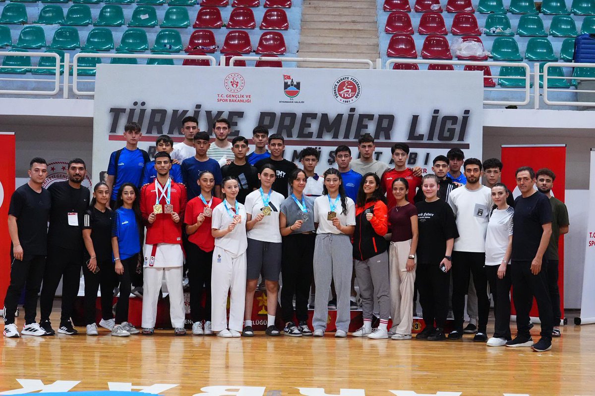 GSB_Gaziantep's tweet photo. 🏆 Türkiye Karate Premier Ligi !

📍 07–10 Ağustos 2025 | Diyarbakır
👊 54 ilden 1275 sporcunun katıldığı Türkiye Karate Premier Ligi’nde ilimiz sporcuları;

🥇 3 Altın
🥈 3 Gümüş
🥉 8 Bronz

Toplam 14 madalya kazandılar.

Sporcularımızı ve antrenörlerimizi tebrik ediyor, başarılarının devamını diliyoruz. 🙏🏻🥋

Altın Madalya 🥇

• Muhammet Türkmenoğlu (Büyükler)
• Zeynep Çalışkan
• Ayşegül Yavuz

Gümüş Madalya 🥈

• Aleyna Ezgi Çelik
• M. Ali Tomurcuk
• Melike Demir

Bronz Madalya 🥉

• Muhammet Türkmenoğlu (U21)
• Eren Akkurt
• Zehra Tomurcuk
• Zeliha Çolak
• Yağmur Demir
• Melek Polat
• Fatma Zehra Çetin
• Yağmur Yavuz

@OA_BAK @gencliksporbak