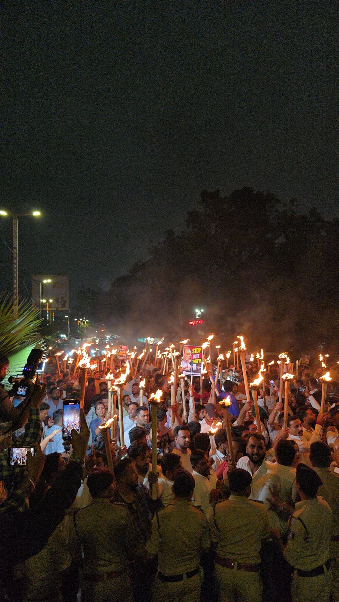 Uday Bhanu Chib (@udaybhanuiyc) on Twitter photo ले मशालें चल पड़े हैं लोग मेरे गांव के,
अब अंधेरा हार जाएगा, जीत होगी मेरे गांव के लोगों की।
ये तस्वीरें हैं छत्तीसगढ़ के रायपुर की, जहां #VoteChori के खिलाफ युवा कांग्रेस का विशाल मशाल जुलूस निकला।
युवा कांग्रेस के हज़ारों कार्यकर्ता
उस जनांदोलन की लौ को और प्रज्वलित कर रहे ले मशालें चल पड़े हैं लोग मेरे गांव के,
अब अंधेरा हार जाएगा, जीत होगी मेरे गांव के लोगों की।
ये तस्वीरें हैं छत्तीसगढ़ के रायपुर की, जहां #VoteChori के खिलाफ युवा कांग्रेस का विशाल मशाल जुलूस निकला।
युवा कांग्रेस के हज़ारों कार्यकर्ता
उस जनांदोलन की लौ को और प्रज्वलित कर रहे