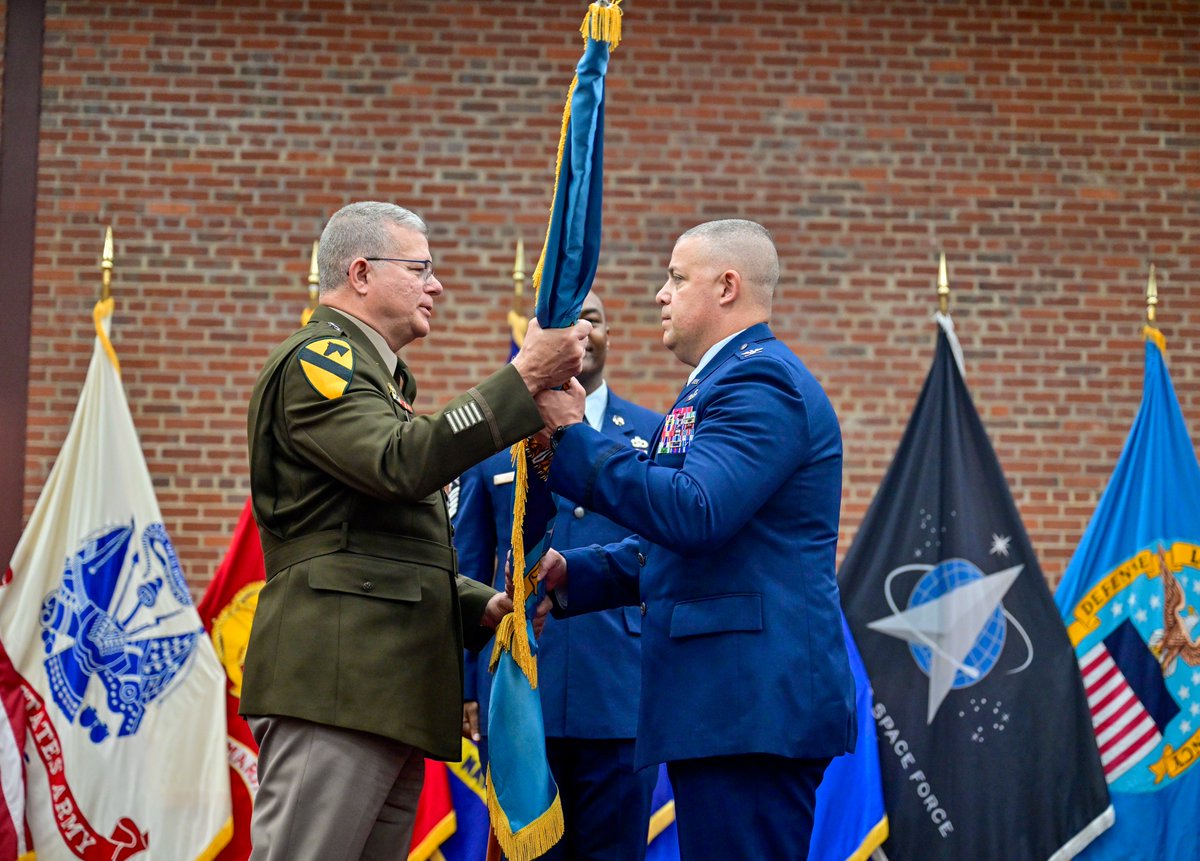 DLAMIL's tweet photo. ✈️ Please join us in welcoming Air Force Col. Patrick Launey as the #NewCommander of #DLAAviation!
Launey has officially assumed command, leading a team of more than 4,300 civilians and military personnel who support over 2,300 major weapons systems.
Join us in congratulating Col. Launey on this new role! ⬇️
#NewLeadership #AviationSupport #AirForce #MissionReady