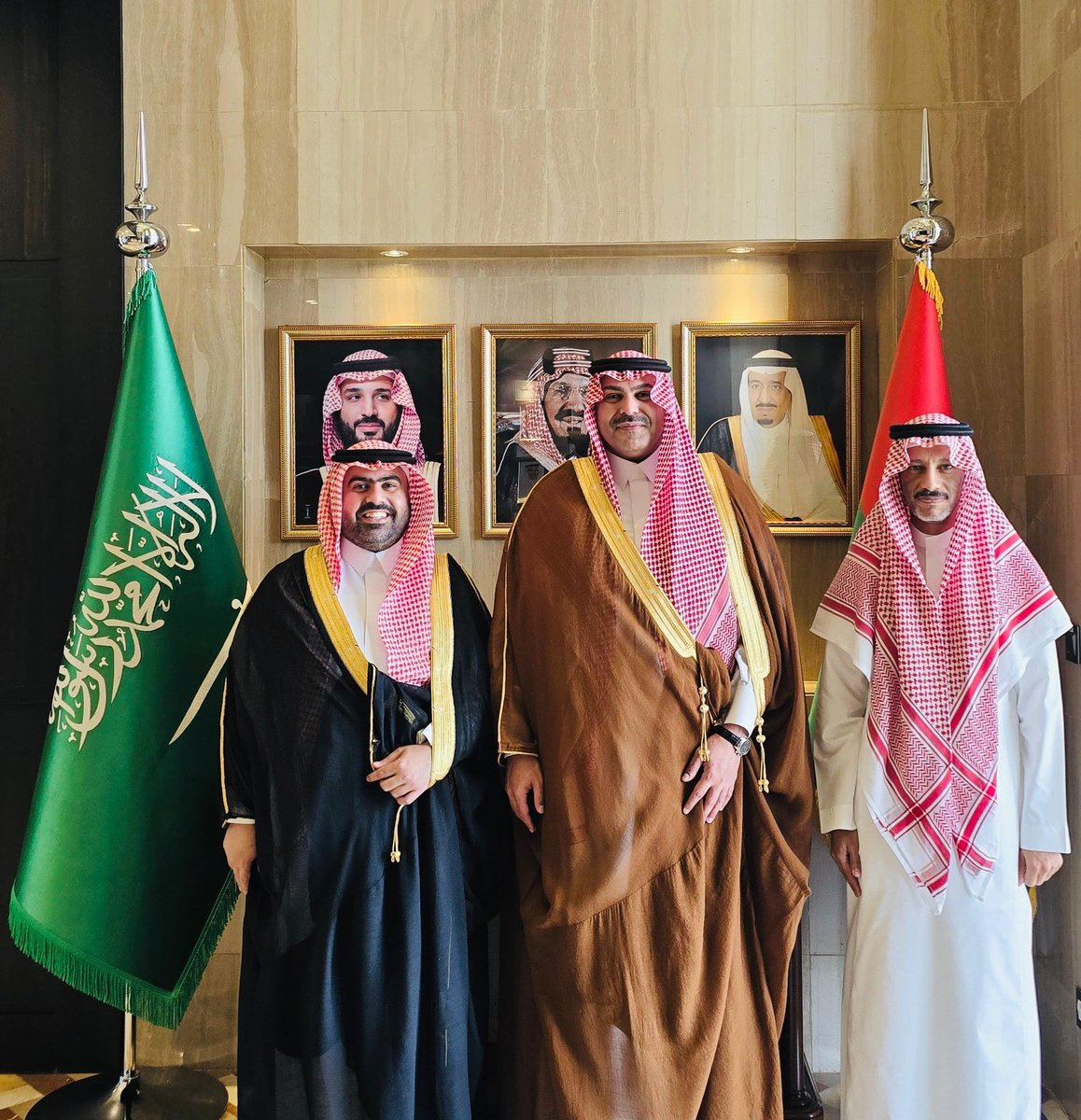 KSAembassyBF's tweet photo. S.E. Amb. Fahad A. ALDOSARI @FahadAALDOSARI a reçu, en audience, M. Mohammed bin Suleman Aba ALKHAIL, Directeur Exécutif du Fonds de Solidarité Islamique de @OCIenFr, en visite de travail et de supervision de plusieurs projets d'aide d'urgence menés au #Burkina_Faso 🇧🇫. 
Étaient également présents lors de cette audience, M. Mahdi bin Hemdan ALSAYED, Directeur adjoint des projets du Fonds ;  M. Abdulmohsen KELABI, Vice-ambassadeur  et M. Mubarak ALOTAIBI, Directeur du bureau de l’Ambassadeur et de la Communication. @alekhbariyaFRA