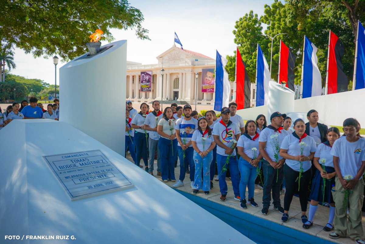 db_nicaragua's tweet photo. 🇳🇮🇨🇺 La #JS19J 🌹 rindió homenaje al Cmdte. Tomás Borge Martínez (95 años) y al Cmdte. Fidel Castro Ruz (99 años) con entrega floral en el Monumento Héroes de la Patria ✊.
📸 Franklin Ruiz
#4619SiempreMásAllá ❤️🖤 https://t.co/DCExHiA99c